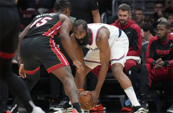 NBA简报；快船119-104胜热火 哈登24+8+11 博格丹30+10 希罗31+6+7